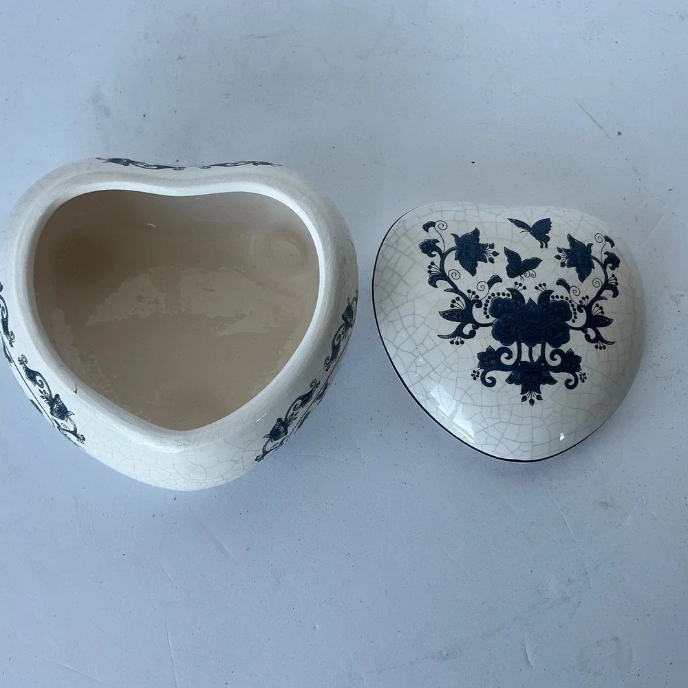 Unbranded‎ Vintage Heart Trinket Box Blue White Floral Butterfly Crackle Glaze